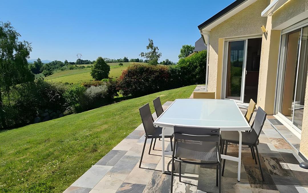 Photo of Others in Buzy