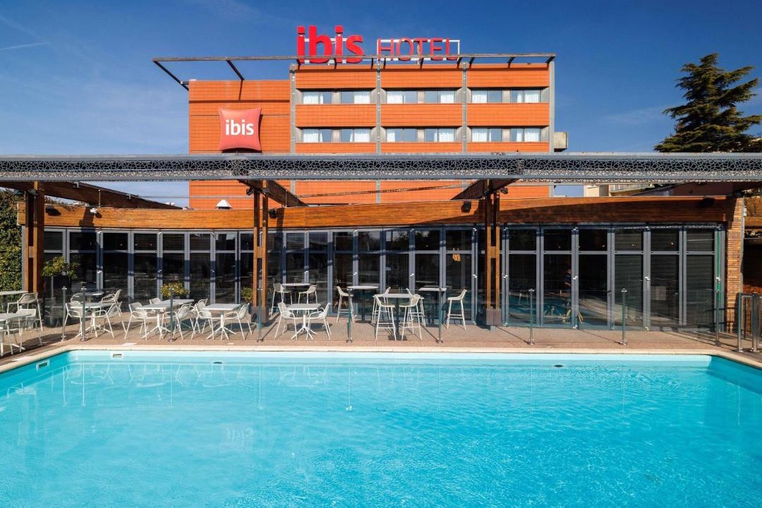 Photo of Others in Valence