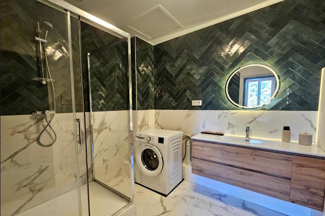 Photo of Bathroom in Lens