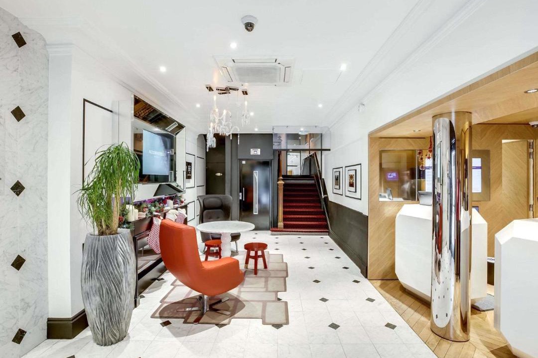 Photo of Others in Vivienne