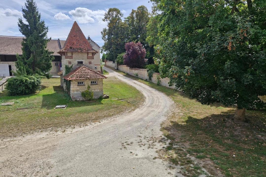 Photo of Buildings in Guny