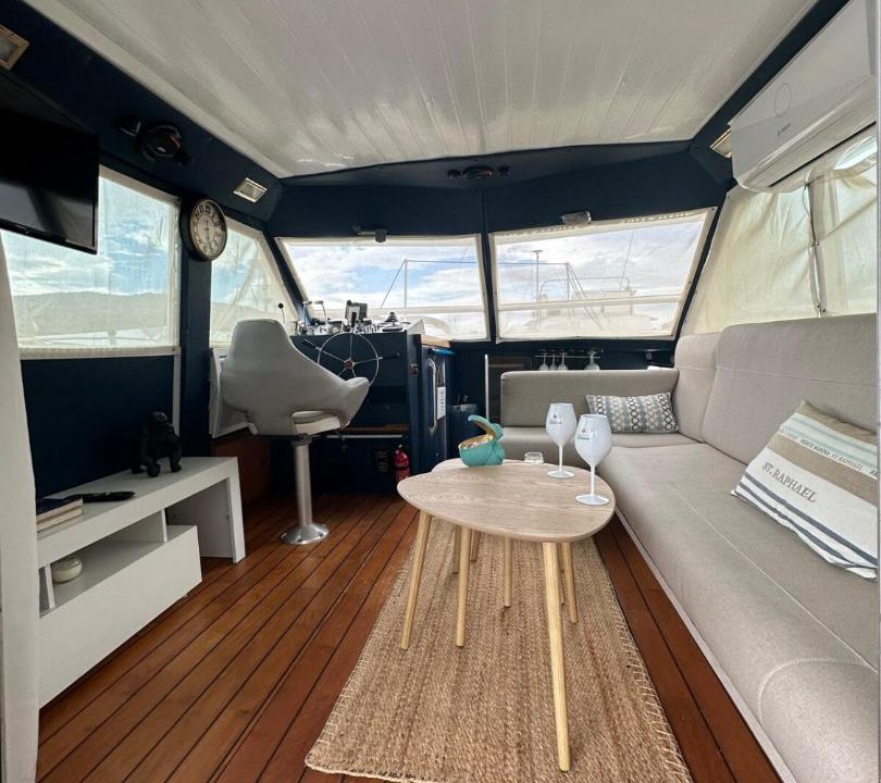 Photo of Others in Valence