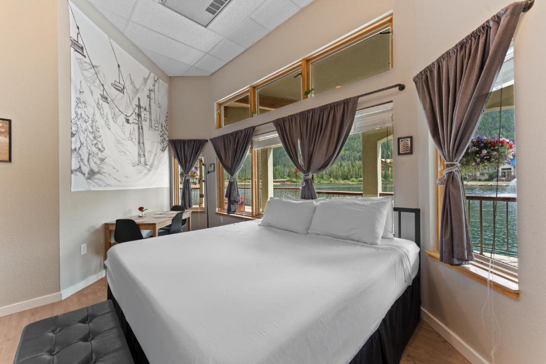 Photo of Bedroom in Lakeside Village