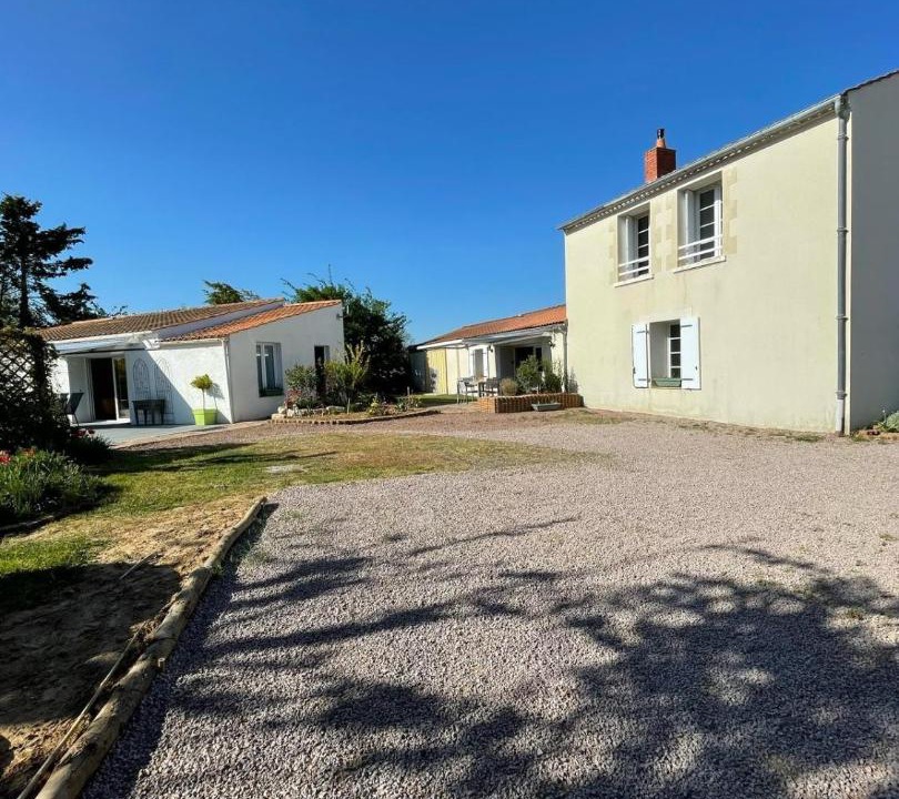 Photo of Others in Grues