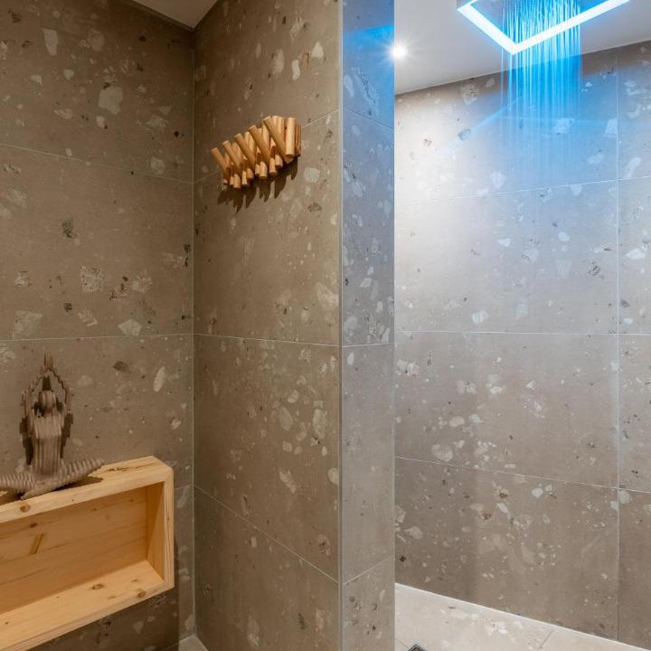 Photo of Bathroom in Thones