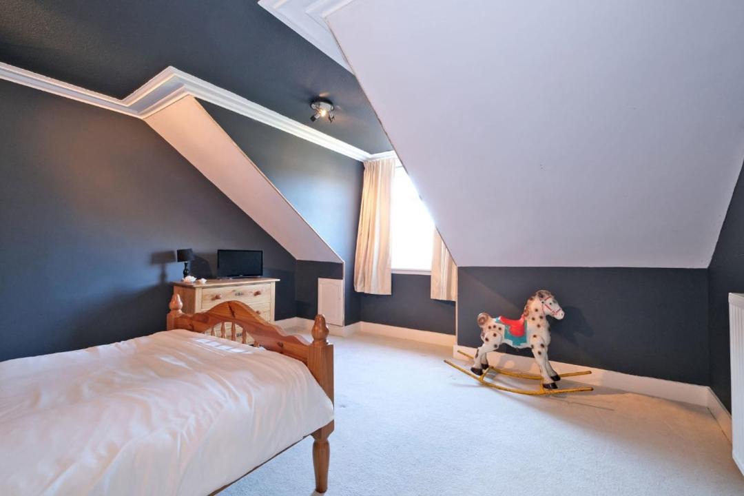 Photo of Bedroom in Cults