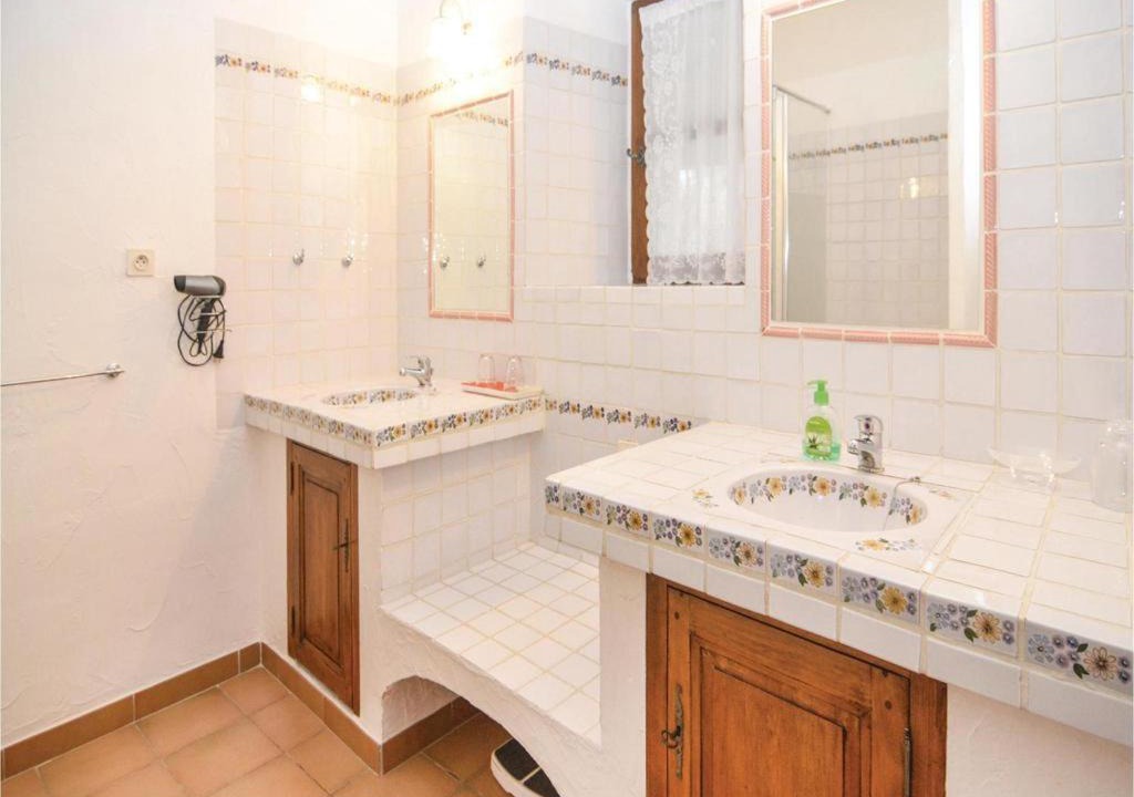 Photo of Bathroom in Saint-Jean-de-Maruejols-et-Avejan