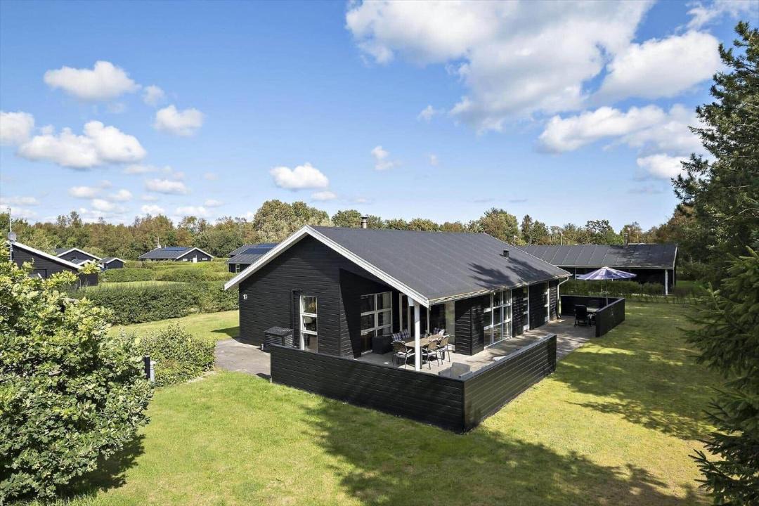 Photo of Others in Hou