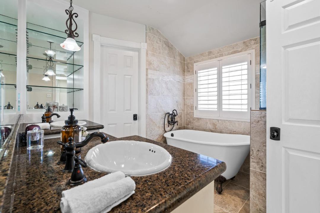 Photo of Bathroom in Greenway Plaza-Upper Kirby