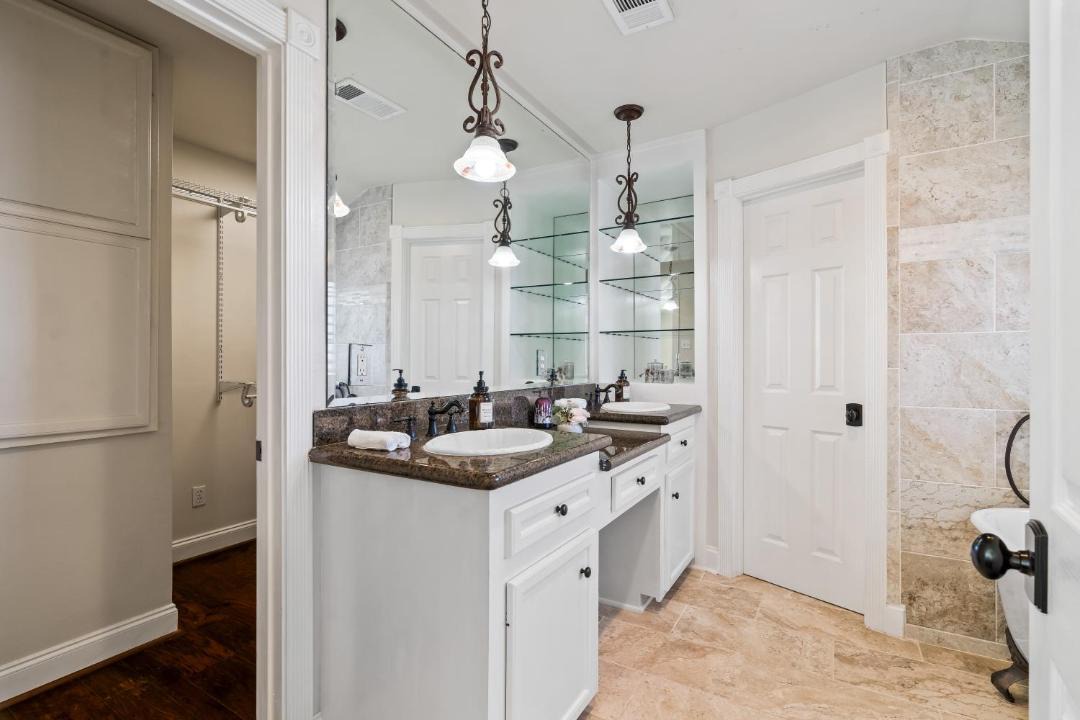 Photo of Bathroom in Greenway Plaza-Upper Kirby