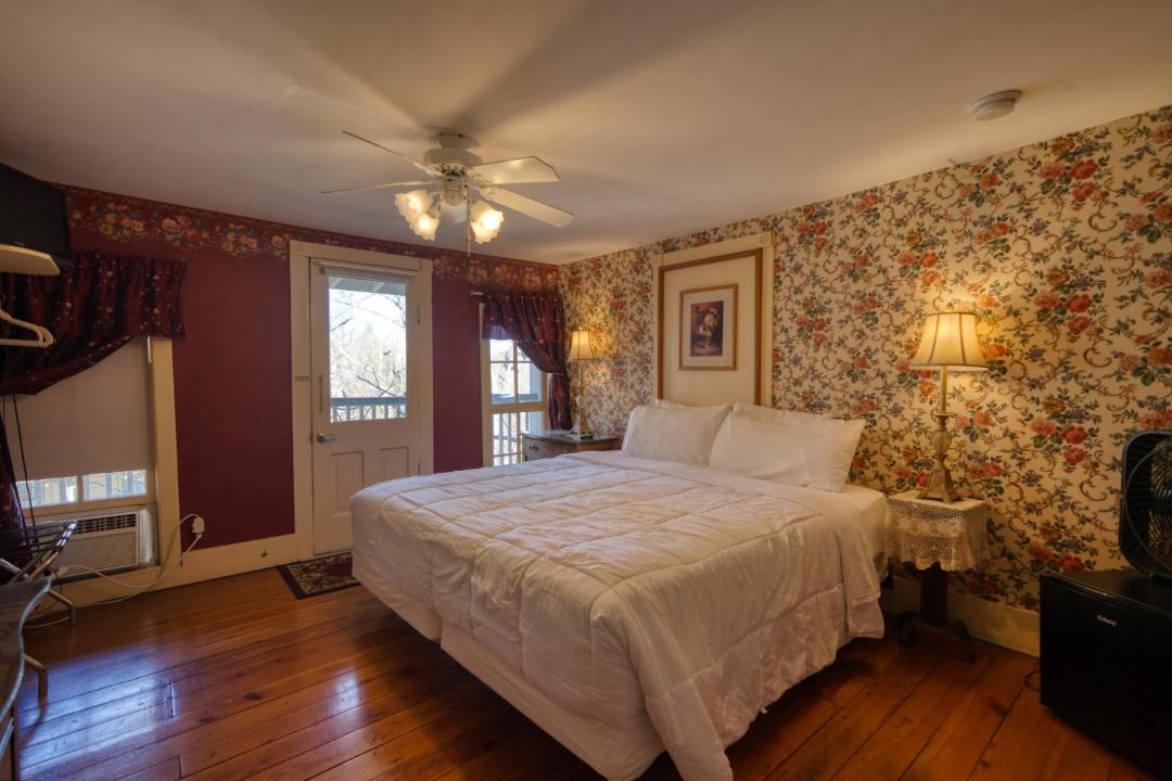 Photo of Bedroom in Eureka Springs Historic District