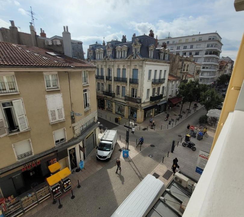 Photo of Others in Valence