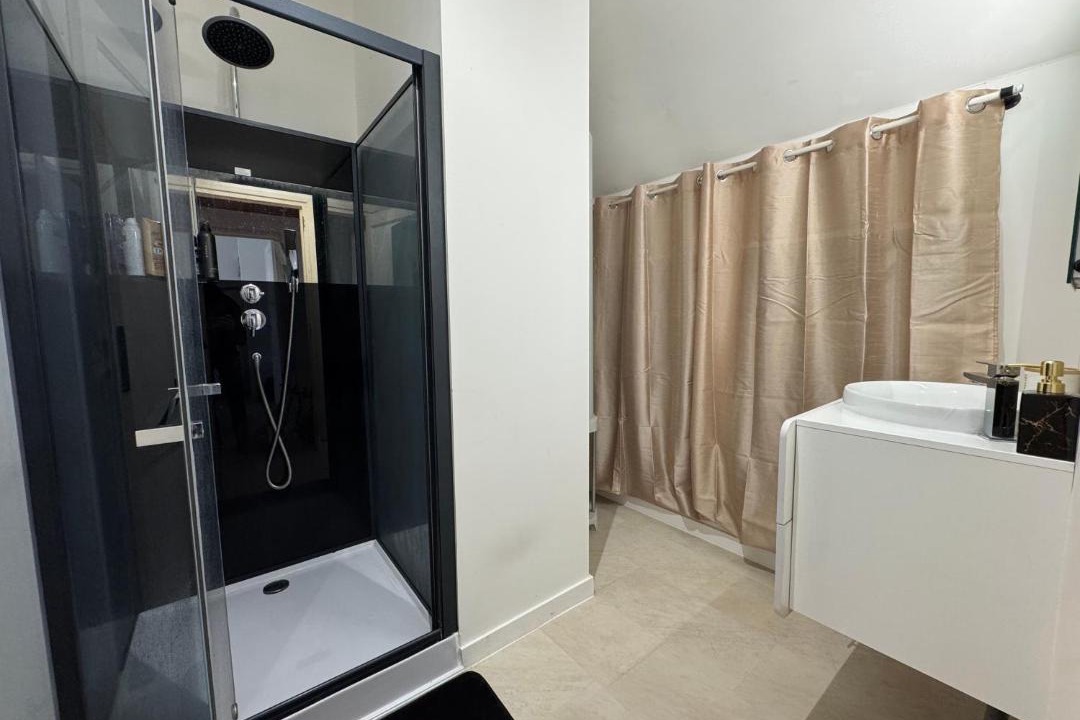 Photo of Bathroom in Pin - Vert Galant