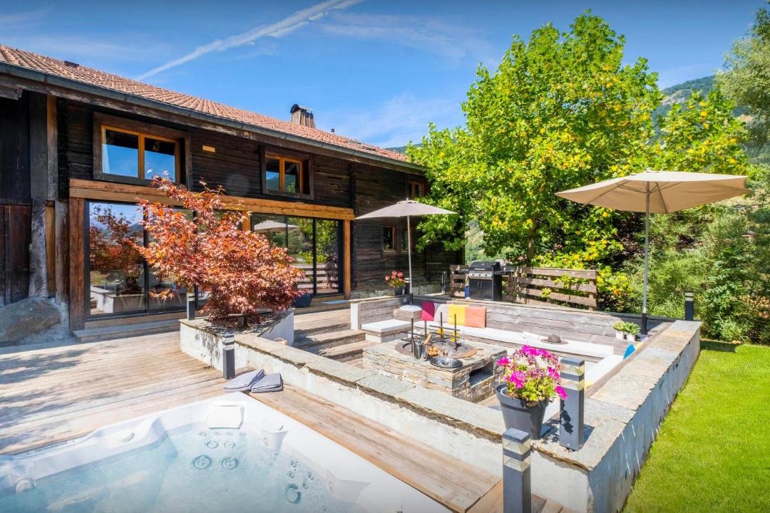 Photo of Others in Thones