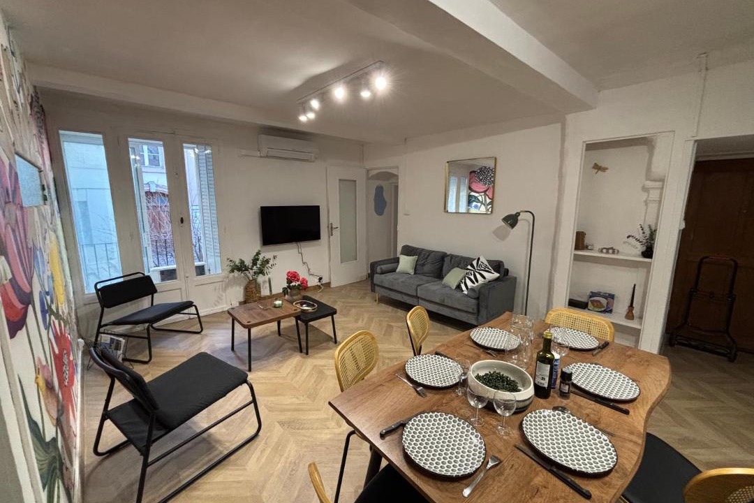 Photo of Others in Valence