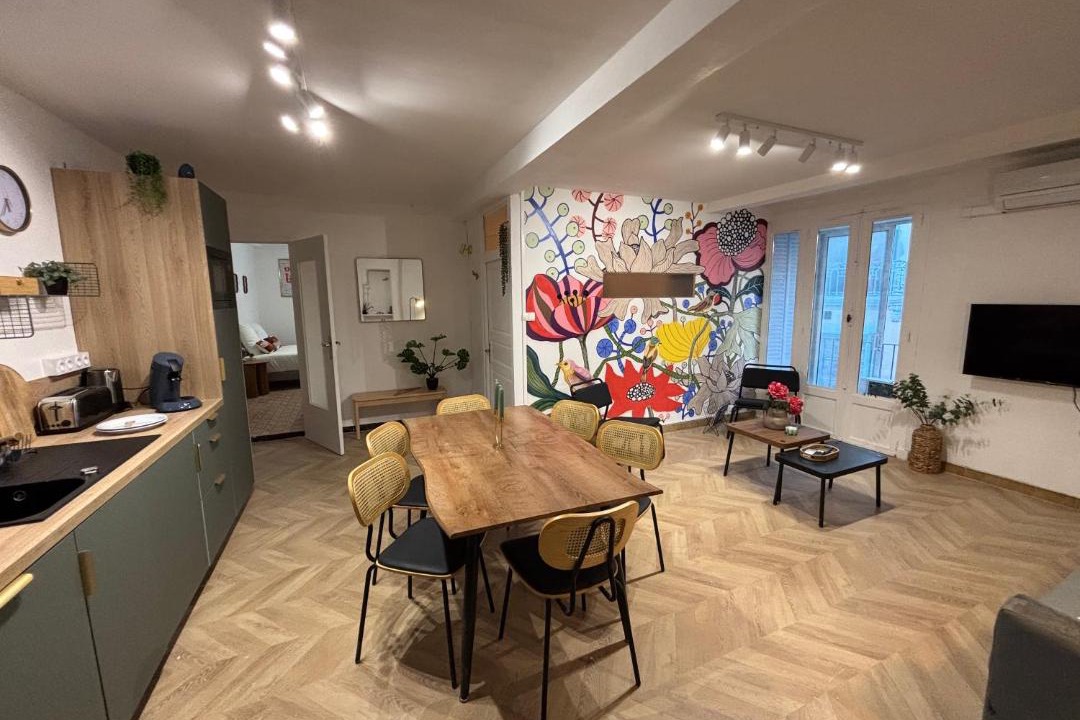 Photo of Others in Valence