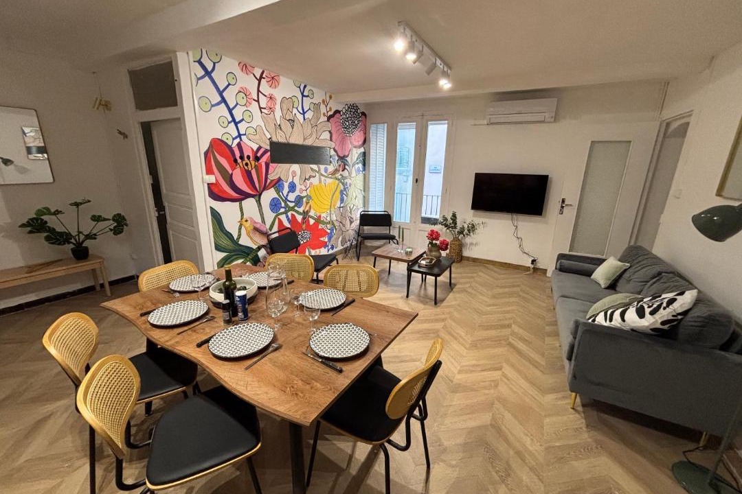 Photo of Others in Valence