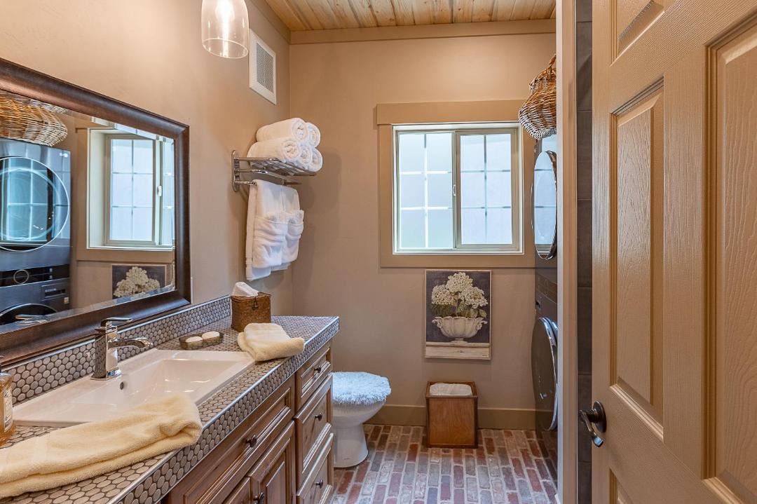 Photo of Bathroom in Island Park