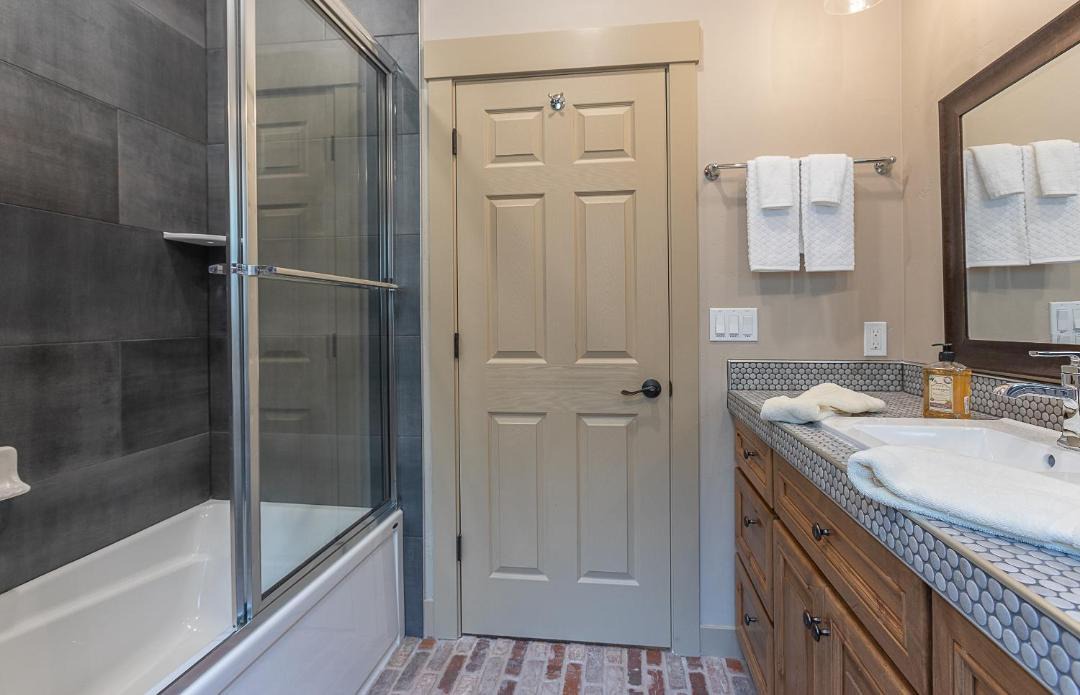 Photo of Bathroom in Island Park