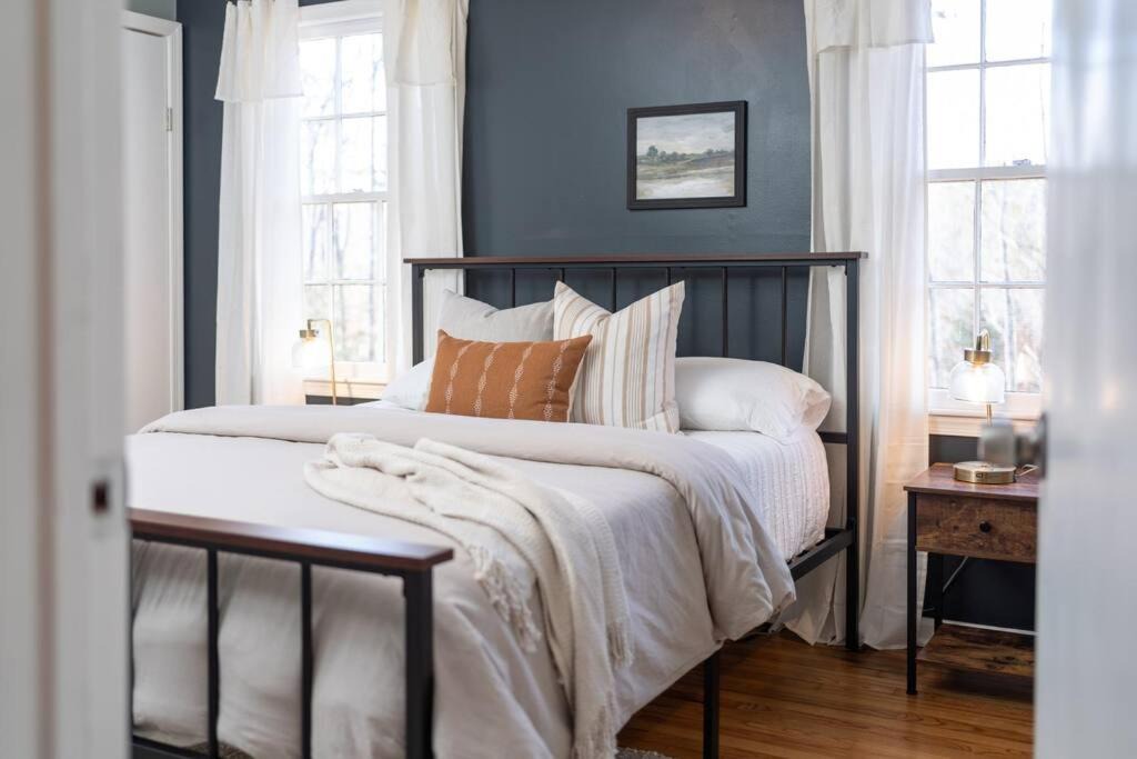 Photo of Bedroom in Andersonville