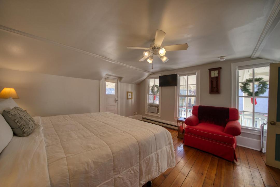 Photo of Bedroom in Eureka Springs Historic District