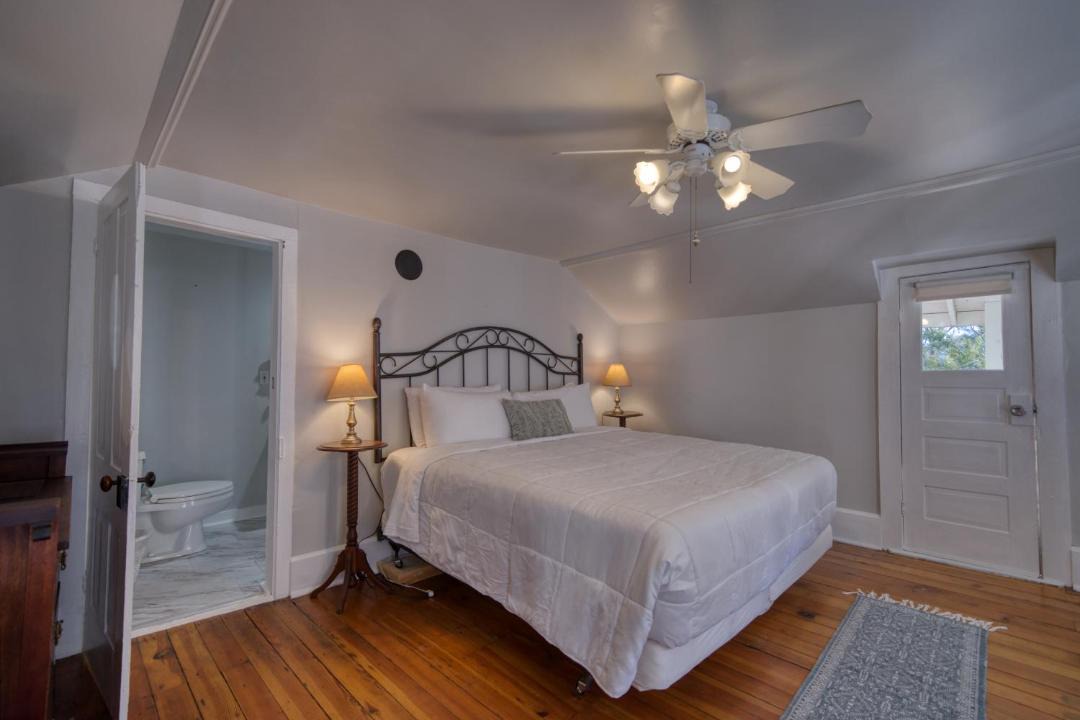 Photo of Bedroom in Eureka Springs Historic District