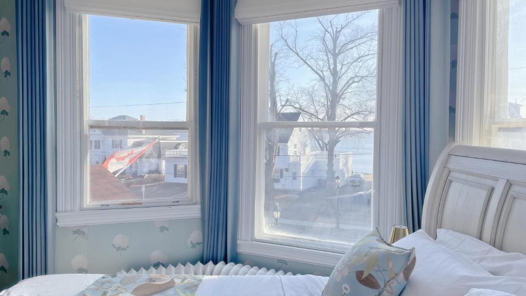 Photo of Others in Queens Square