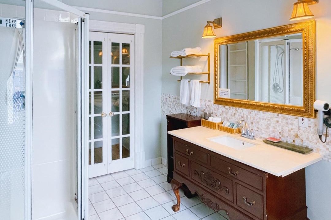 Photo of Others in Queens Square