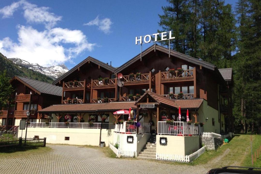 Photo of Others in Oberwald