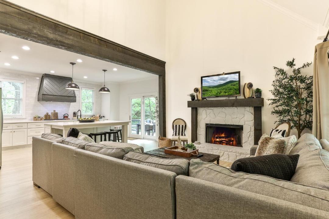 Photo of Livingroom in Big Canoe