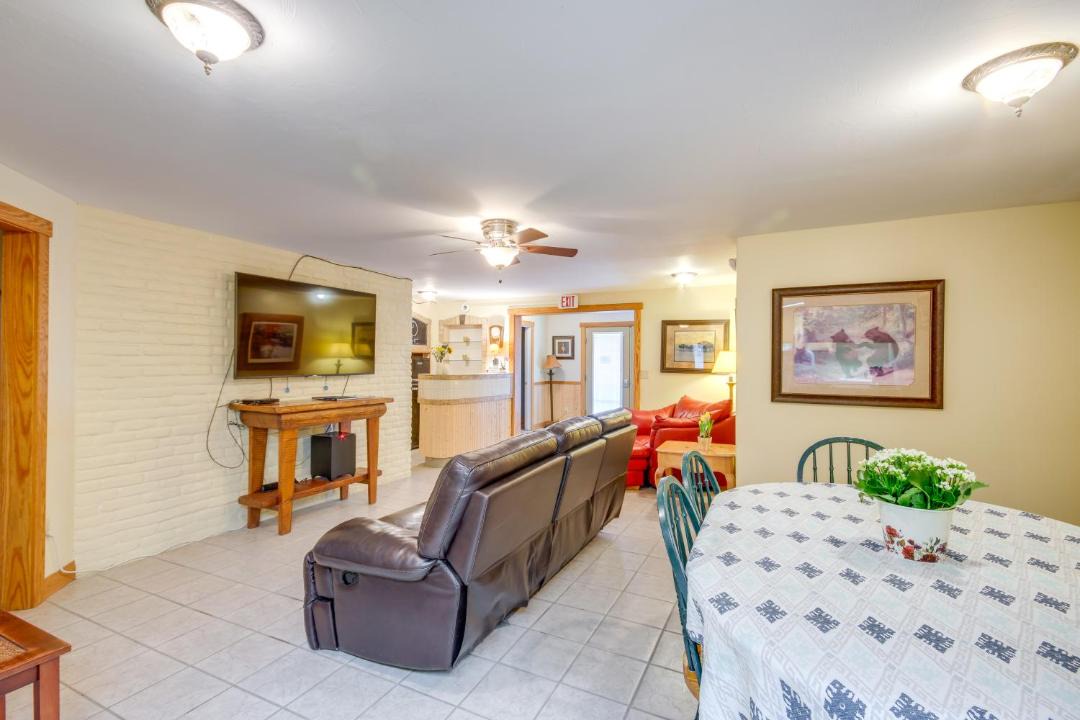 Photo of Others in Emigrant