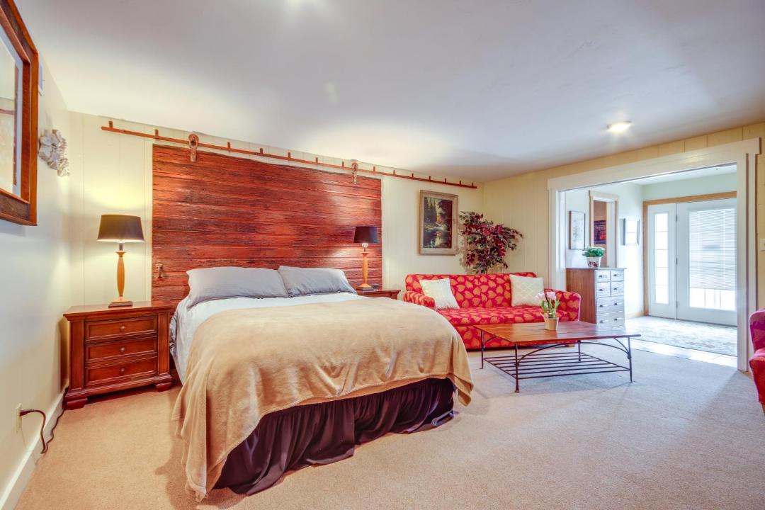 Photo of Others in Emigrant