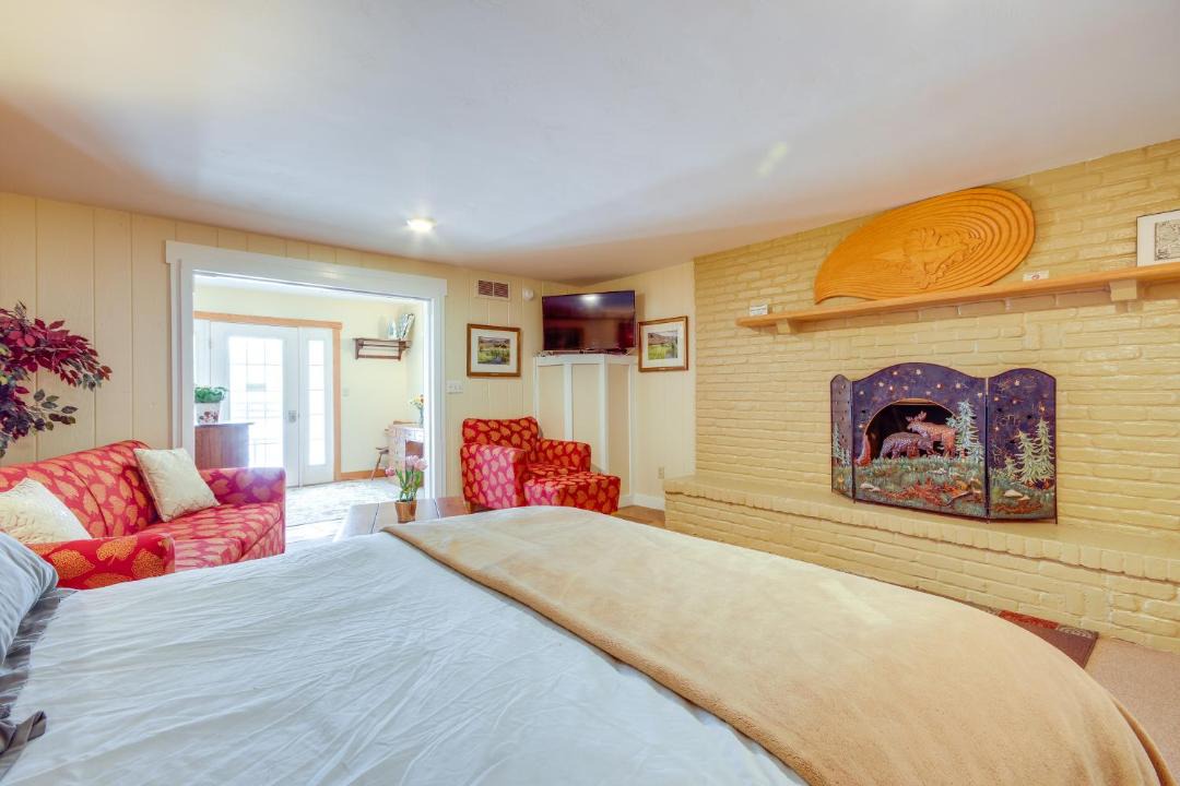 Photo of Others in Emigrant