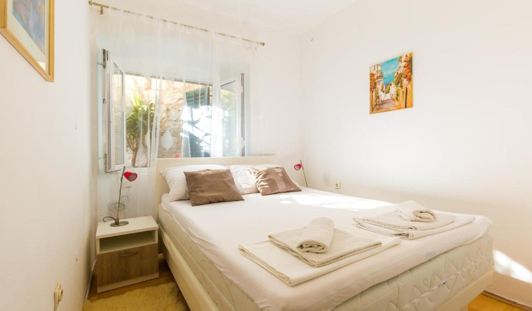 Photo of Bedroom in Pile