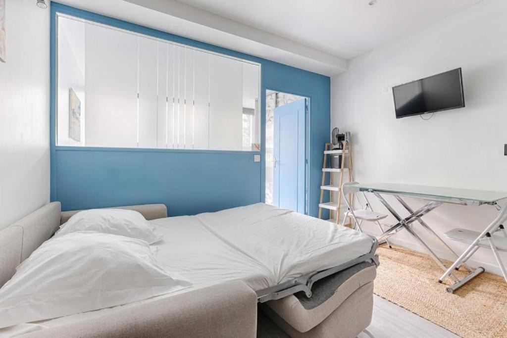 Photo of Bedroom in Saint-Fargeau