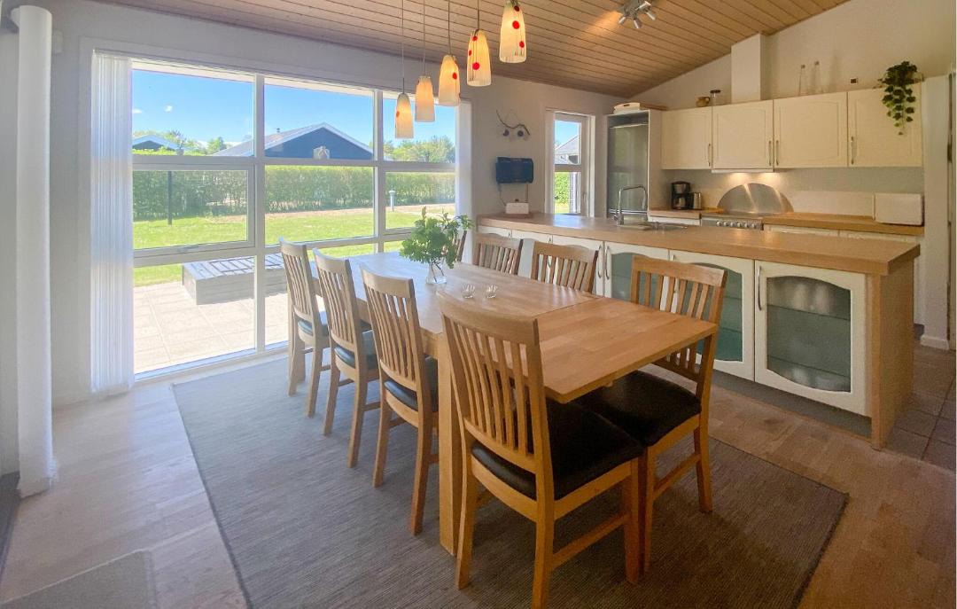 Photo of Others in Hou