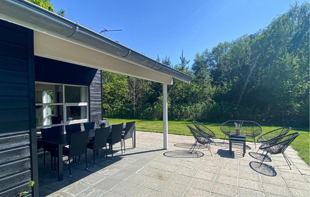 Photo of Others in Hou