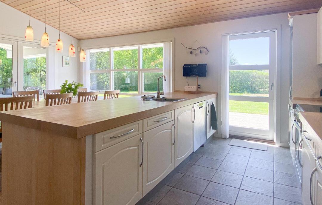 Photo of Others in Hou