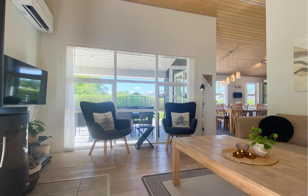 Photo of Others in Hou