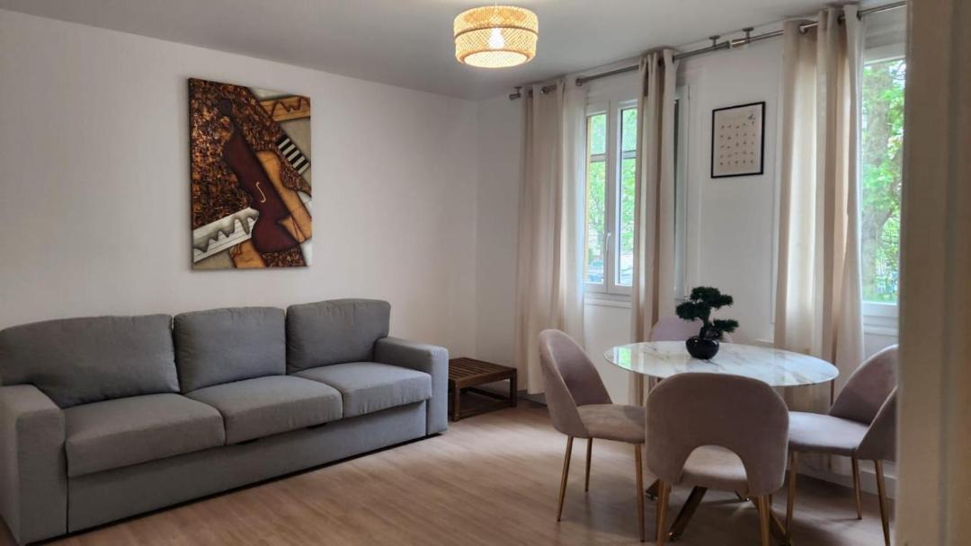 Photo of Livingroom in Stains
