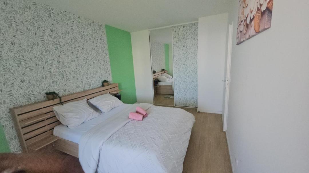 Photo of Bedroom in Jouy-le-Moutier