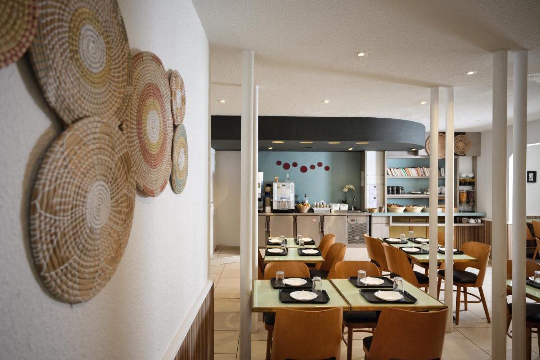 Photo of Others in Valence