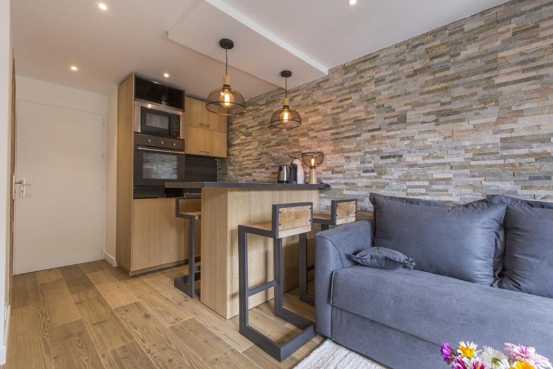 Photo of Others in Demi-Quartier