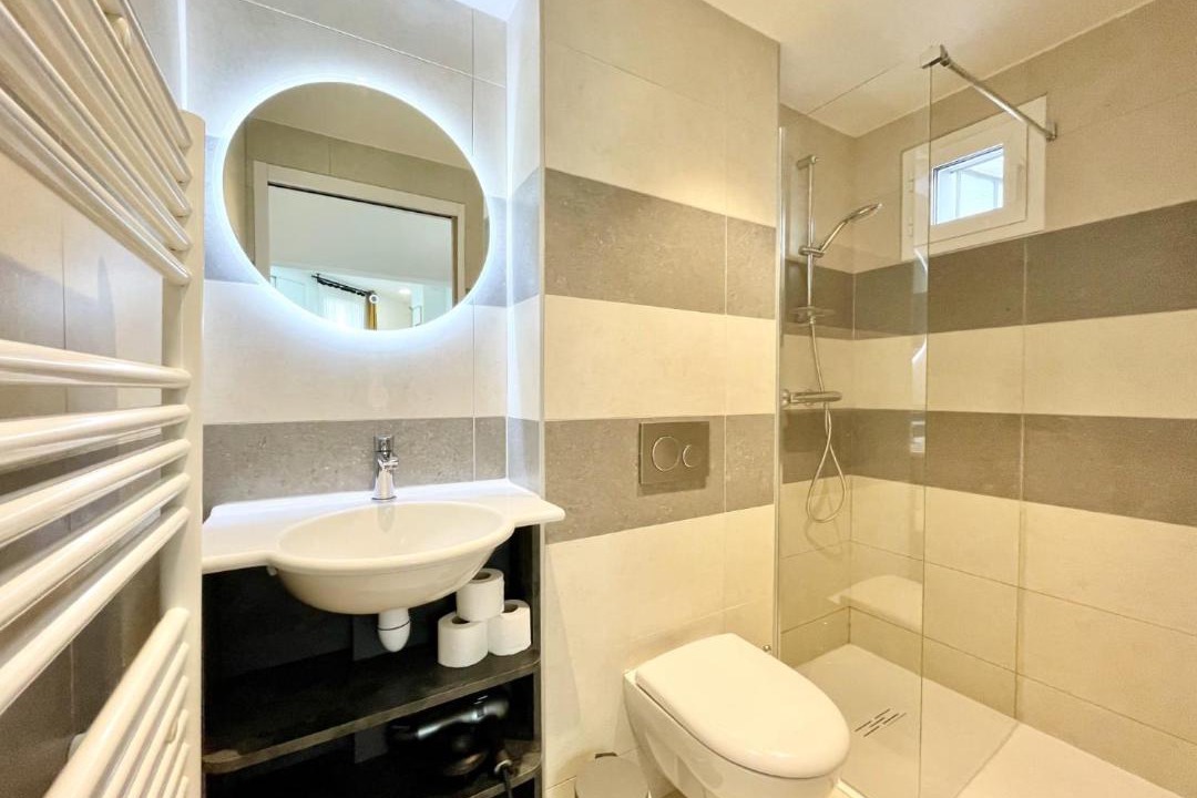 Photo of Bathroom in Quartier des Grandes-Carrieres