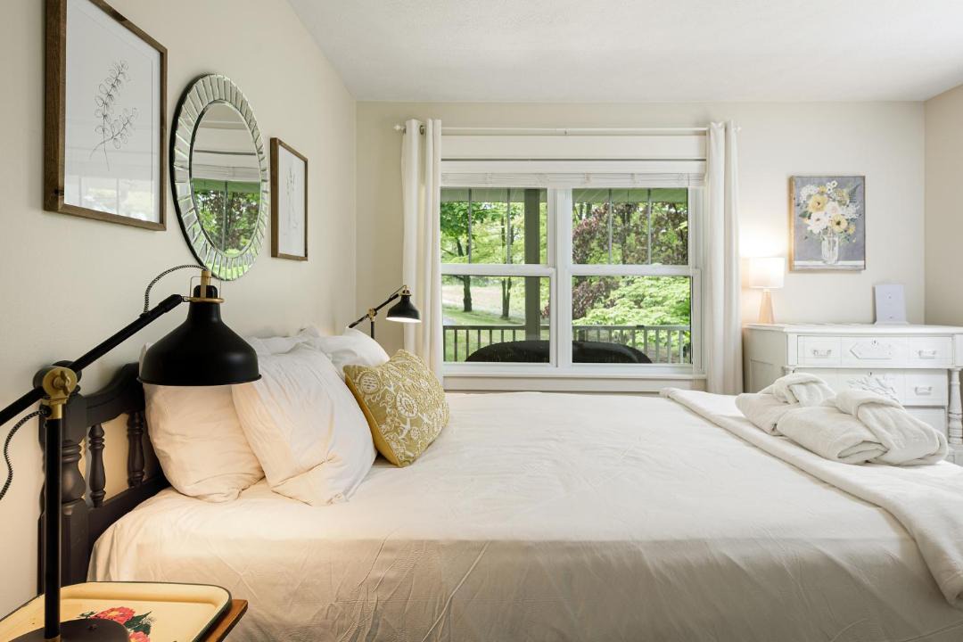 Photo of Bedroom in Maple City