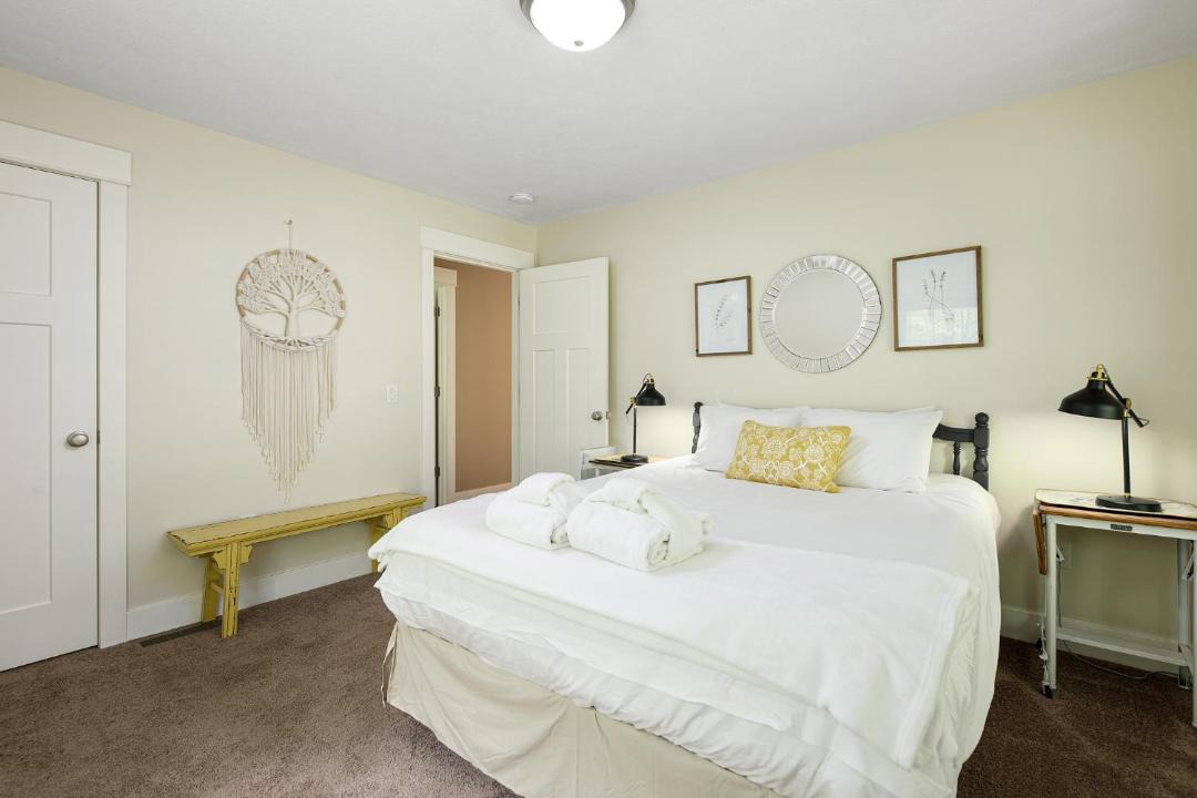 Photo of Bedroom in Maple City