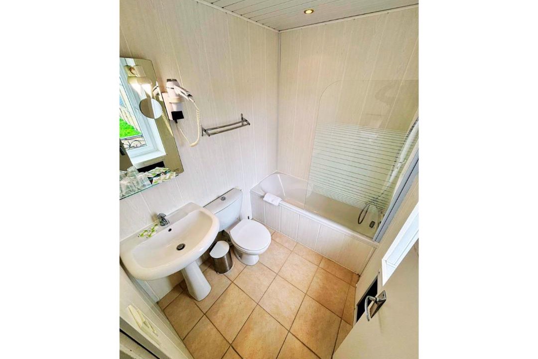 Photo of Bathroom in Pontorson