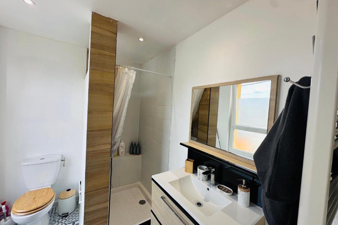 Photo of Bathroom in Pin - Vert Galant