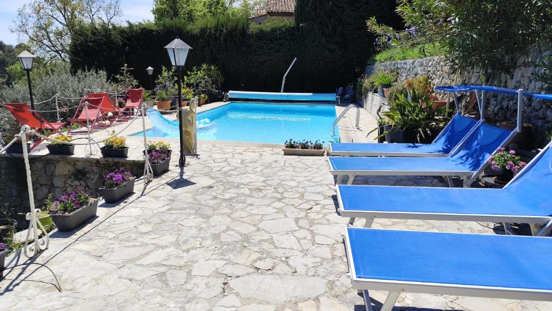 Photo of Others in Cabris