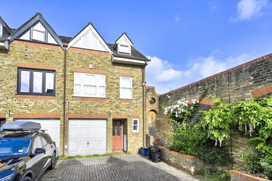 Photo of Others in Mortlake